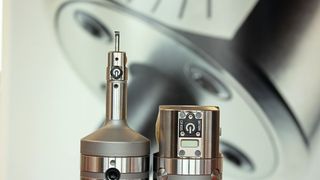 L'EWE Downsize fait partie de la nouvelle génération de têtes à aléser numériques de Big Kaiser mettant en oeuvre les concepts d'Industrie 4.0. Plus petite de sa catégorie elle est ici présentée en compagnie d'une de ses grandes soeurs.  (Big Kaiser)