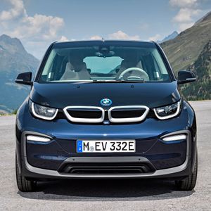 Der geliftete BMW i3 ist ab November für mindestens 37.550 Euro erhältlich. (Bild: BMW)