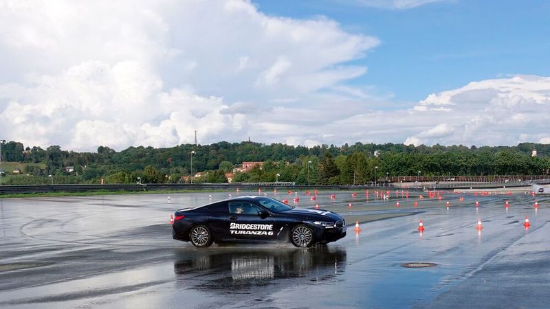 Ausweichmanöver auf nasser Strecke sind so jederzeit möglich. (Bild: Rosenow – »kfz-betrieb«)