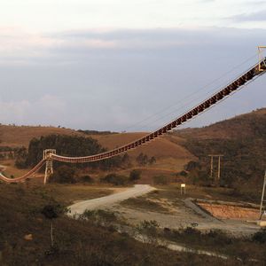 Der neue FlyingBelt für eine Zementfabrik im Südosten Brasiliens befördert Material besonders effizient und umweltfreundlich. (Bild:  Barroso)