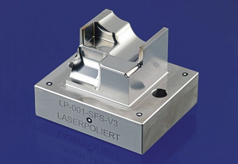 ...denn jeder, der mal per Hand und Diamantpaste einen Formeinsatz polieren durfte, muss es zu schätzen wissen, dass der Laser jede noch so komplexe Oberfläche im Handumdrehen auf Hochglanz bringt, wie hier diesen Ausschnitt eines Schiebers für den Druckguss. (Bild: Fraunhofer-ILT)