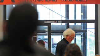 Lange Warteschlangen bei den Kfz-Zulassungsstellen sollten mit der internetbasierten Zulassung eigentlich der Vergangenheit angehören. (Bild: picture-alliance / Marc Müller | Marc Müller)