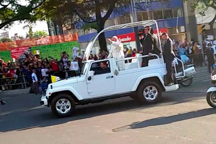 Parallel zu den Mazda-Händlern landete auch der Papst in Mexiko-City. Er fuhr direkt am Hotel vorbei. (Rottmann)