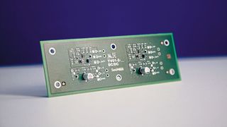 Sicherheitskritische Elektronik: Forscher arbeiten an einer Möglichkeit, wie sich komplexe elektronische Systeme selbst validieren können. Eine Testleiterplatte mit funktionalen Strukturen zur Erzeugung des digitalen Fingerabdrucks. (Bild: Fraunhofer IZM)