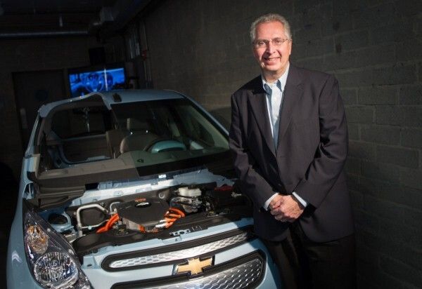 General Motors Executive Director Global Electrification Larry Nitz with the 2014 Chevrolet Spark EV Tuesday, November 27, 2012 at a Chevrolet event on the eve of the Los Angeles International Auto Show in Los Angeles, California (Bild: Chevrolet)