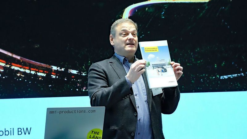 Präsentierte die gedruckte Studie in Esslingen: Franz Loogen, Geschäftsführer der Landesagentur e-mobil BW. (Bild: Zietz – »kfz-betrieb«)