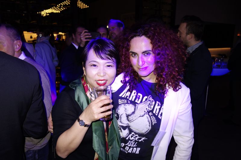 Byung Nam An, Samsung, und Besa, IT-BUSINESS, mischen die Party auf. (Bild: IT-BUSINESS)