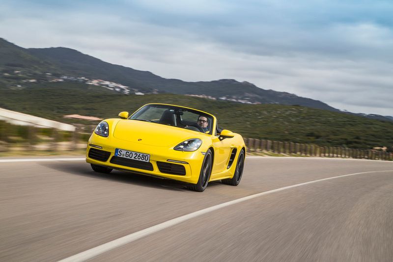 Sieger im Segment Sportwagen: der Porsche 718 Boxster. Seinen Restwert beziffern die Autoren im Jahr 2020 auf 30.578 Euro, das entspricht 57 Prozent vom Neupreis. (Porsche)