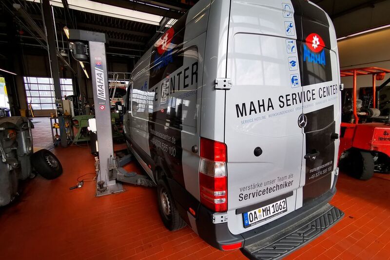 Auch ein Servicefahrzeug braucht mal Service. Vielleicht montiert der Fahrer ja gerade schon den bestellten neuen Bremsprüfstand. (Ottmar Holz / »kfz-betrieb«)