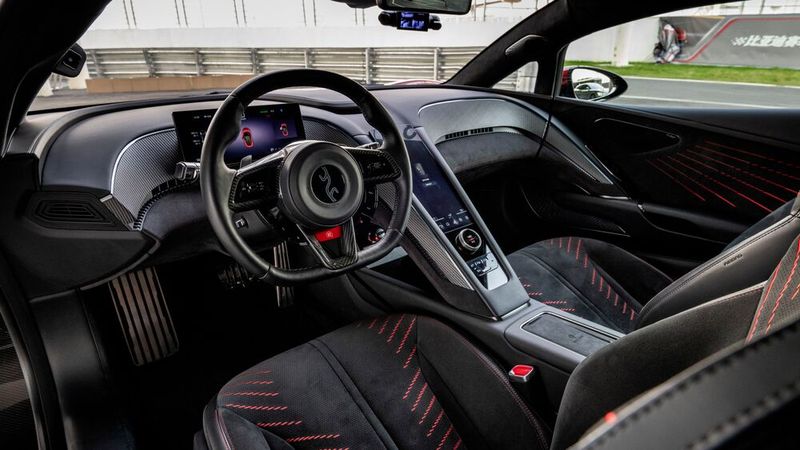 Das Cockpit umgibt die beiden Insassen wie eine Kanzel, eine Kampfjet-Kommandozentrale. (Bild: Yangwang)