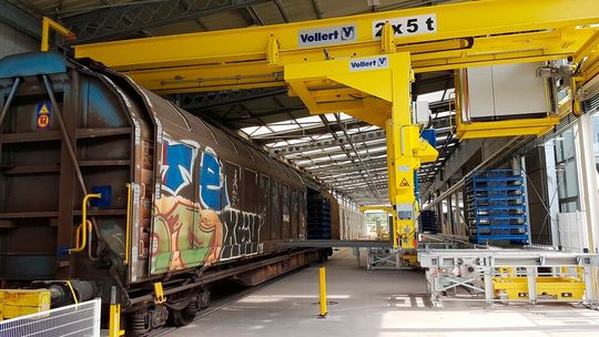 Automatisierte Batterie-Bahnentladung bei Skoda mit zwei Vollert-Train-Handlern. (Bild:  Vollert)
