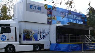 Im Rahmen der „Mobile Technology Days“ besucht Eaton mit seinem  Truck Maschinenbauer in Europa, um seine Lösungen aus den Bereichen Elektrotechnik, Hydraulik und Filtration vorzustellen, mit denen sich Maschinen sicherer, zuverlässiger und energieeffizienter gestalten lassen. (Bild: U. Drescher/konstruktionspraxis)