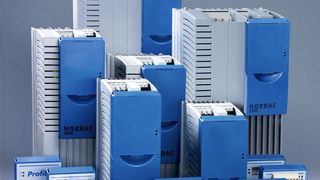 Klassische Umrichter – hier Modelle der Familie SK 500Evon Nord – sind im Schaltschrank u.a. besser gegen Schmutz und mechanische Belastung geschützt.  (Bild: Getriebebau Nord)