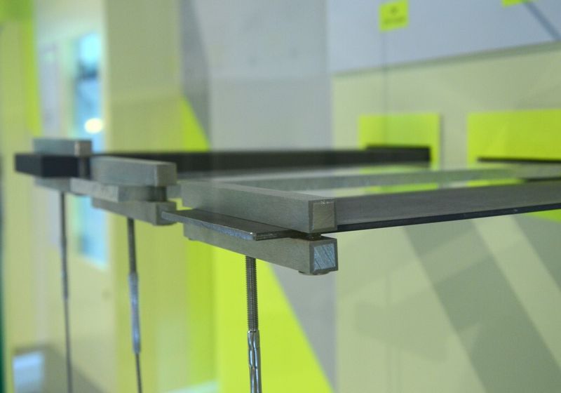 Welcher Hebel lässt sich wie stark biegen? Der Besucher kann selbst die Biegesteifigkeit von Stahl, Aluminium und CFK „erfahren“. (Bild: Michel)