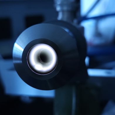 Forscher an der FH Aachen haben es geschafft, das Plasma von der Elektrode zu entkoppeln. (Bild: FH Aachen / Dr. Christoph Schopp)