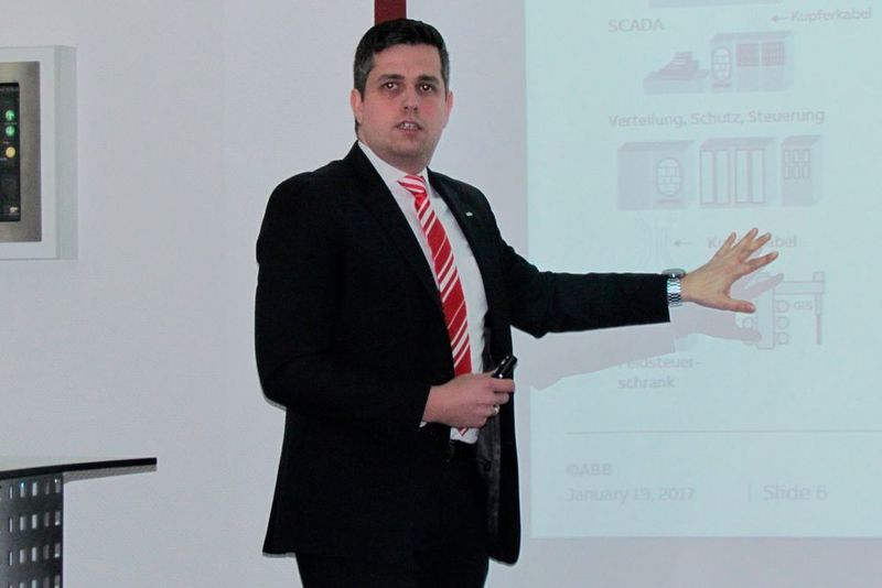 Raphael Görner, Geschäftsbereichsleiter T&D Substations Utilities Germany bei ABB, erklärt das Konzept einer digitalen Schaltanlage. ABB bietet dazu ein komplettes Portfolio um schlüsselfertige, digitale Schaltanlagen zur Verfügung zu stellen. (S.Häuslein/konstruktionspraxis)