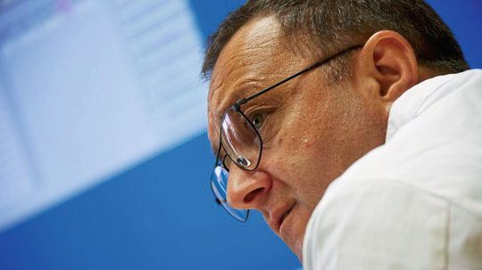 Professor Dr. Selim Corbacioglu, Leiter der Abteilung für Pädiatrische Hämatologie, Onkologie und Stammzelltransplantation des UKR, ist einer der Leiter der Studie und der weltweit Erste, der einen Patienten mit der Gentherapie „exa-cel“ behandelt hat.  (Bild:  © UKR/ Klaus Völcker)