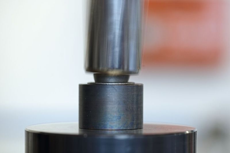 Der Nietprozess beim Radialnieten im Kaltumformverfahren. Der Nietstempel macht eine Rosettenbahn (hypozykloidale Bahn) um die Nietachse und führt hydraulisch gesteuert eine axiale Vorschubbewegung aus.  (Bild: Matthias Böhm)