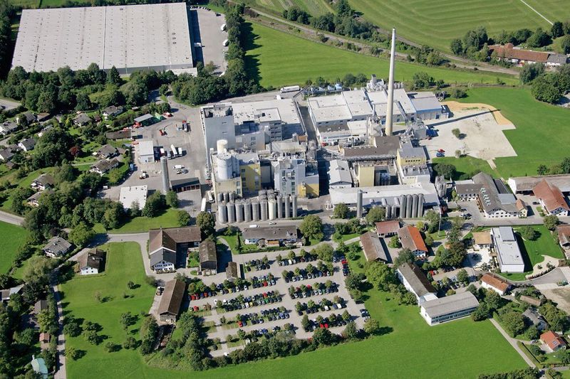 Der Standort der Meggle Wasserburg GmbH & Co. KG aus der Luft: Das Molkereiunternehmen hat Energieeinsparpotenziale in der Druckluftaufbereitung erkannt und genutzt. (Meggle)