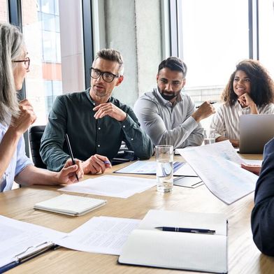 Lesen Sie hier, wie Sie sich durch kritische Rückmeldungen in Meetings nicht aus dem Konzept bringen lassen. (Bild: © insta_photos - stock.adobe.com)