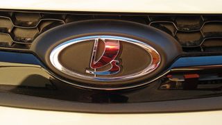 Das Emblem der Marke Lada prangt wieder auf in Russland produzierten Neuwagen. Technisch sind die Fahrzeuge allerdings wegen des Mangels an modernen Bauteilen veraltet. (Foto: Grimm - »kfz-betrieb«)