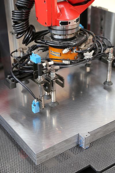 Visite de l'entreprise de tôlerie Artol Fuchs à Granges-Paccot près de Fribourg. Elle est principalement équipée de machines du fabricant Amada. (Image: MSM)