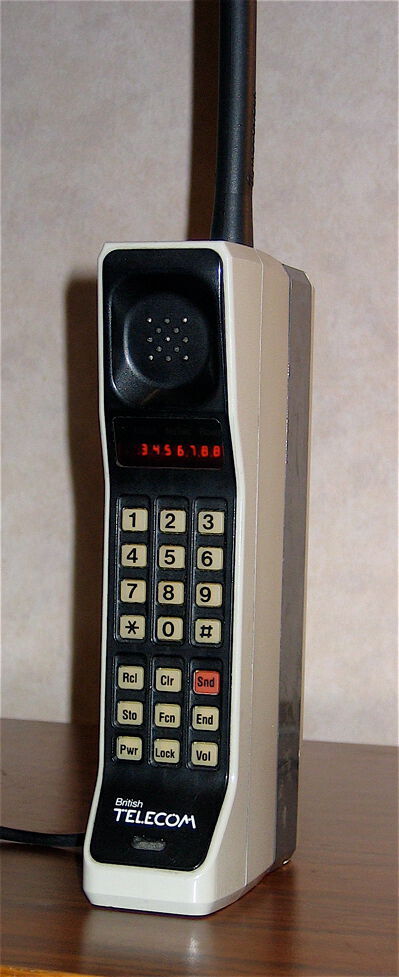 Das Motorola DynaTAC 8000X. Im Jahr 1983 war es das erste kommerziell erhältliche Handheld-Mobiltelefon.