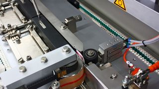 Der Hotmelt-Sackverschlusstreifen wird exakt auf die Breite des Sacks zugeschnitten.  (Bild: Schümann)