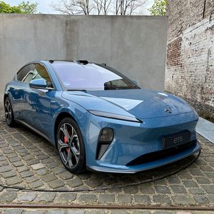 Der ET5 startet bei 47.500 Euro. Das ist der Kaufpreis ohne Batterie. Im Mietmodell kostet die 75 kWh Batterie 169 Euro und die 100 kWh-Version 289 Euro pro Monat. Beim Abo gibt es eine Flex- und eine Fix-Option. Bei Fix abonniert man den Wagen über eine Laufzeit von drei Jahren für 999 Euro pro Monat. Bei Flex beträgt die Mindestlaufzeit einen Monat und startet bei 1.238 Euro. Hält man den Wagen länger, sinkt die Rate mit jedem Monat. (Bild:  Dirk Kunde)