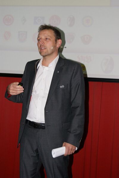 Bernd Burger vom VfB Stuttgart stellte ein Referenzprojekt mit Avaya vor, in dem es um die Realisierung mobiler Kommunikation im Unternehmen ging.  (Vogel IT-Medien)