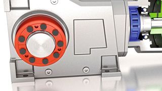 Schrumpfscheiben von Ringspann (im Bild rot) stellen in Industriegetrieben und Getriebemotoren die spielfreie Verbindung von Getriebehohlwellen mit Anlagenwellen sicher. (Ringspann)