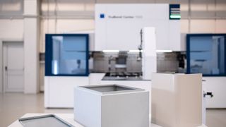 Blechexpo-2021-Highlight von Trumpf! Mit der Trubend Center 7020 (noch geheiminsvoll im Hintergrund stehend) kann man die Vorteile des Schwenkbiegens für komplexe Geometrien, wie diese, einsetzen. Es handelt sich um Schaltschrankkomponenten. (Trumpf)