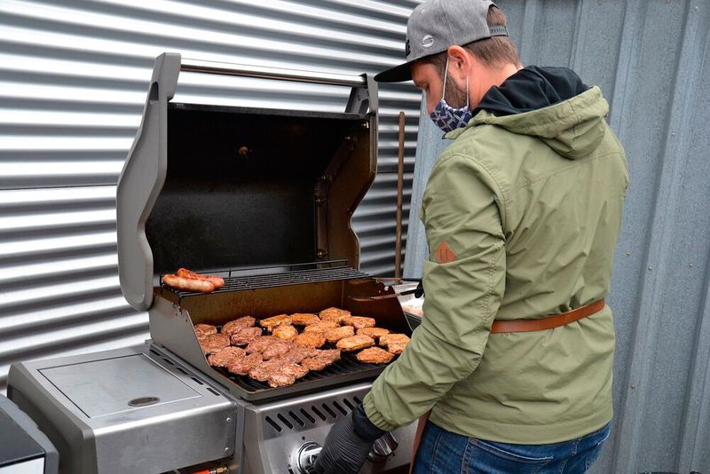 Mit leckerem Grillfleisch futterten sich die Teilnehmer Kraft für die beiden Tourtage an. (Bild: Dotzler, Dominsky, Lacher, Maderner, Michel, Rosenow, Schweitzer/»kfz-betrieb“)
