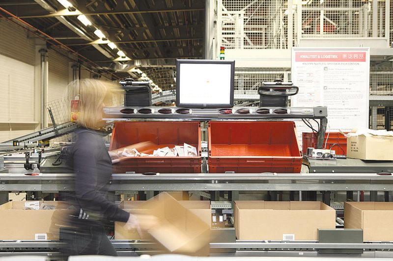 Auf dem Messestand zeigt Knapp drei verschiedene Stationen seiner Pick-it-Easy-Arbeitsplätze speziell für das Kommissionieren von Liegeware im Fashionbereich und bei Food-/Retail-Anwendungen. Bild: Knapp (Archiv: Vogel Business Media)