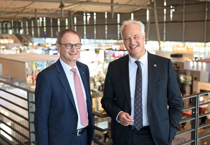 Carl Martin Welcker, EMO General Commissioner, (r) and Dr. Wilfried Schäfer, CEO of the EMO event organizer VDW (German Machine Tool Builders’ Association), looking back on a successful EMO Hannover 2019.  (Deutsche Messe)