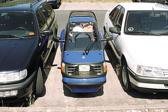 Das Elektrogefährt aus Aub bei Würzburg passt so ziemlich in jede Parklücke und wird von der Smiles AG selbst gefertigt. (Archiv: Vogel Business Media)