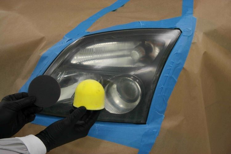 Es folgt dann mit Wasser ein Feinschliff mit P1000 und P2000 zum Glätten und Finishen der Oberfläche. Wichtig: nach jedem Schleifschritt eine Zwischenreinigung mitAqua-Silikonentferner durchführen! (Foto: Kwasny)