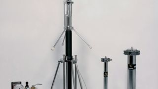 Abb.1: Load & Lock-Säulen
mit 1”-, 2”- und 3”-
Innendurchmesser im
Packstand mit Hydraulikpumpe
(orange) (Archiv: Vogel Business Media)