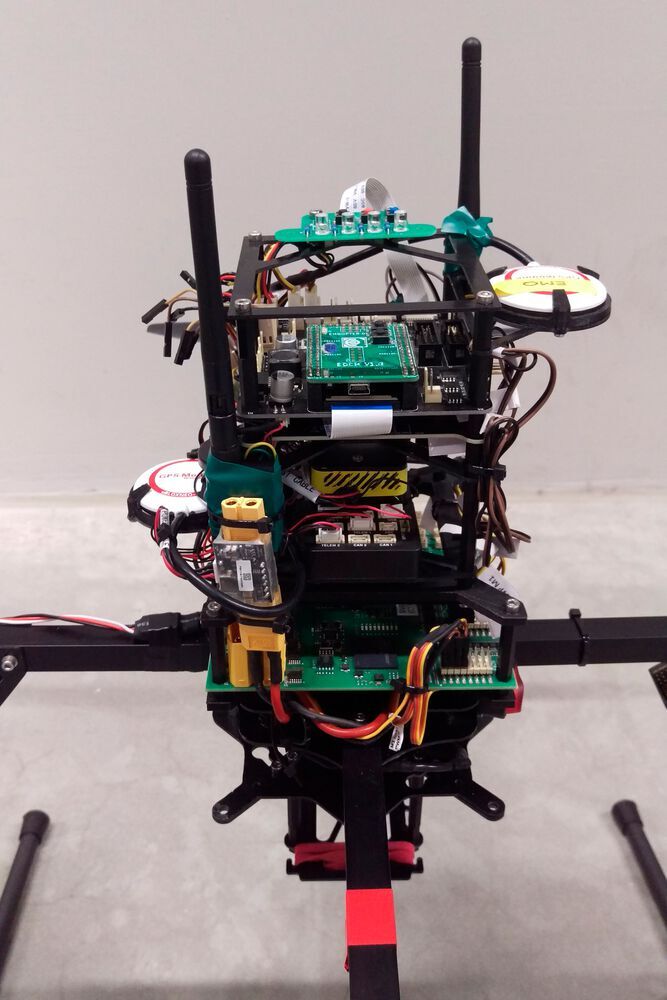 Beim Prototyp des Emqopters sind gut die einzelnen Baugruppen, Sensoren und Antennen zu sehen.