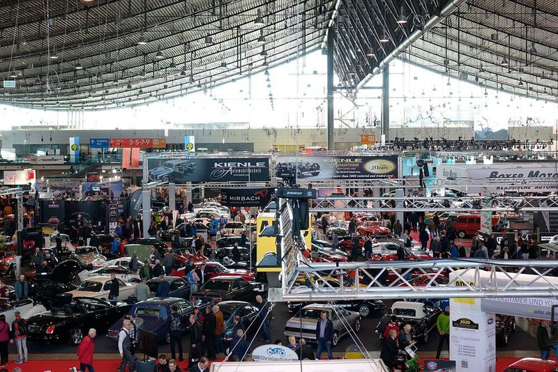 Bereits am ersten Messetag waren die Stuttgarter Hallen recht gut gefüllt. Trotzdem konstatierten die Veranstalter einen deutlichen Besucherrückgang gegenüber 2019. (Bild: Rosenow/»kfz-betrieb«)