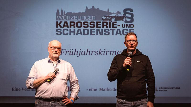 Konrad Wenz (l.), Chefredakteur »Fahrzeug+Karosserie« und Timm Diesbach, Vertriebsleiter Kanzlei Voigt Rectsanwälte, begrüßten über 540 Gäste zur Abendveranstaltung der Würzburger Karosserie- und Schadenstage. (Bild: Stefan Bausewein)