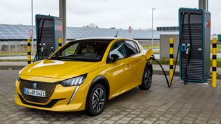 Hinten oder vorn, links oder rechts: Für die Ladeklappe am Elektroauto gibt es unterschiedliche Positionen. (Bild: ADAC/Martin Hangen)