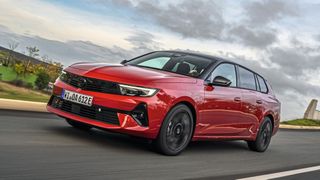 Der Opel Astra ist im August in der Kompaktklasse am Dauer-Segmentbesten VW Golf vorbeigeschossen. (Bild: Opel)