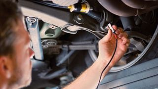 Störgeräuschen mit modernen Werkzeugen auf die Schliche kommen: Mittels Speicheroszilloskop und Mikrofonen bzw. Beschleunigungssensoren zeichnet Simon Schmitt von Geräuschanalyse.de diese auf. (Bild: Geräuschanalyse.de)