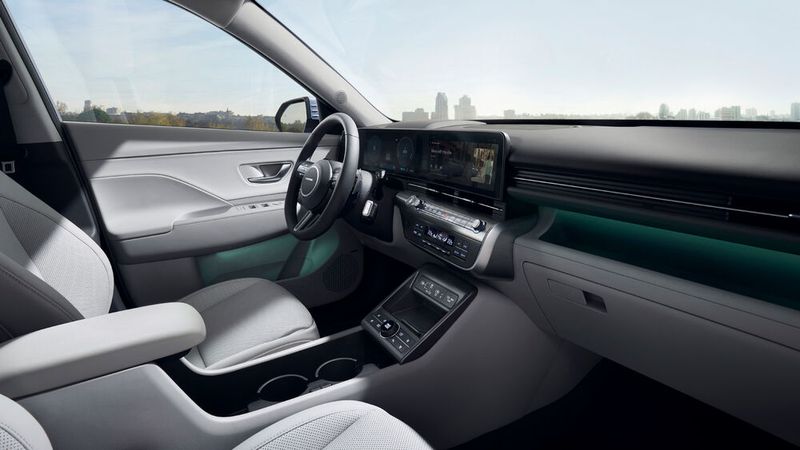 Die inzwischen übliche Monitorlandschaft hinter dem Lenkrad und über der Mittelkonsole sorgt für Cockpit-Feeling. (Bild: Hyundai)