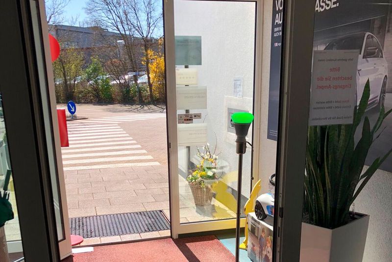 Die Stehlampe aus dem häuslichen Wohnzimmer regelt im Autohaus Thoma nun den Einlass.  (Bild: Autohaus Thoma)