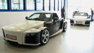 Konzentration auf das Wesentliche: Eine auffällige Fahrzeugarchitektur, moderne Hightech-Materialien sowie hohe Präzision bei der Fertigung kennzeichnen den Leichtbau-Roadster.  (Bild: Hoffmann)