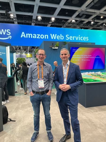 Gute Laune auch am Stand von AWS (Bild: Vogel IT-Medien)