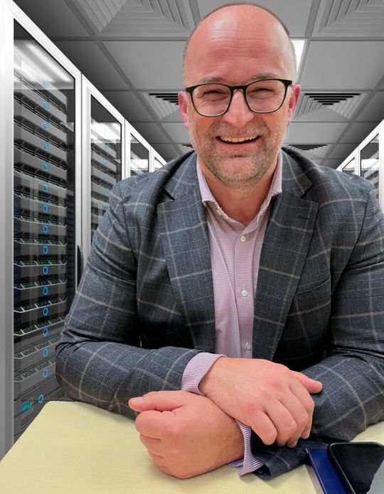 (Foto mit neuen Hintergrund versehen) Igor Grdic, Regional Director Central Europe von Vertiv, vergangenes Jahr während der Veranstaltung „Vertiv Driving Innovation: The Future of AI Factories“ beim Interview mit Ulrike Ostler aufgenommen(Bild:  uo/Vogel IT-Medien GmbH)