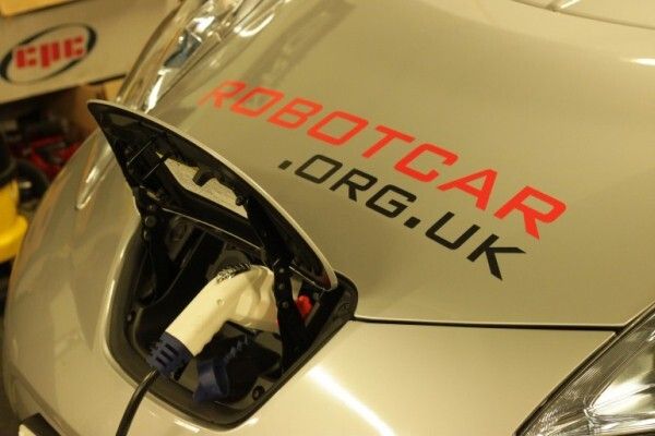 Das elektrisch angetriebene Robotcar wird 